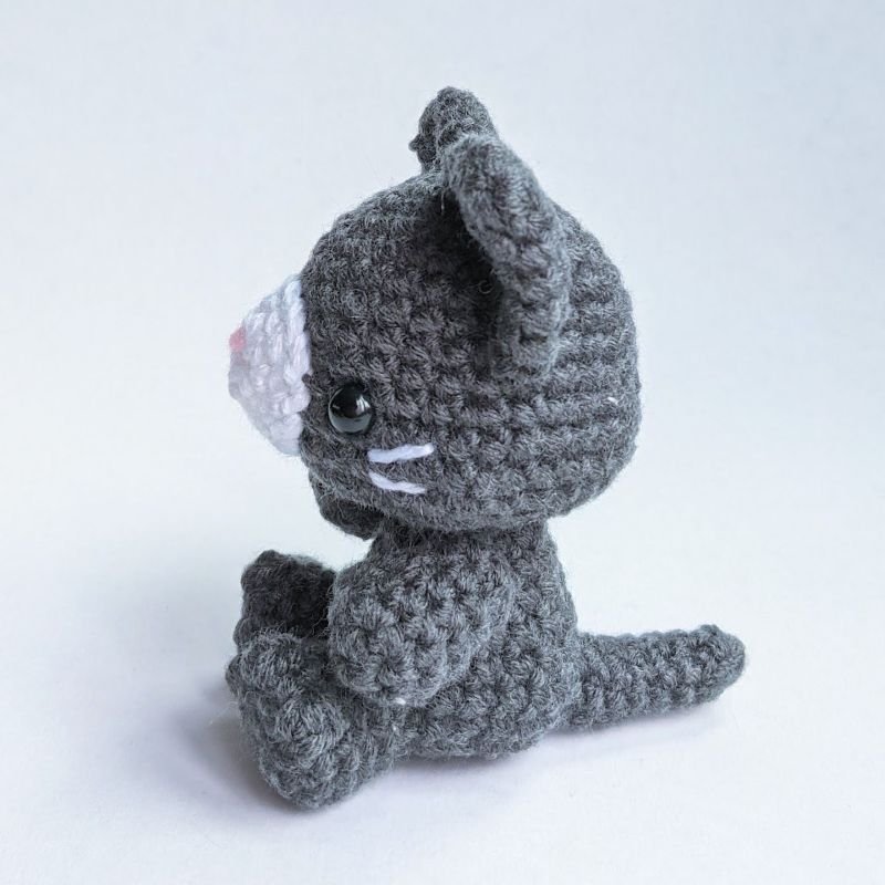 sitting cat amigurumi side view on white background